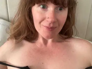 Bongacams Free Porn Cam of REDHEADROSIE