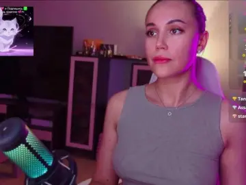 Bongacams Live Sex Cam of QWEENII
