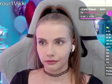 Bongacams Sex Cam of -VikkiL0vesCheese-