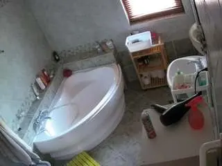 Camsoda Live Sex Cam of voyeurcam-julmodels-bath-1st-2