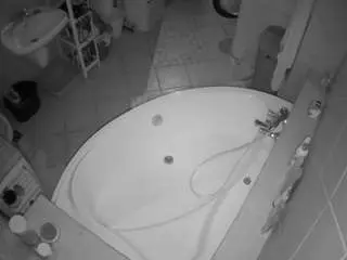 Camsoda Private Sex Chat of voyeurcam-julmodels-bath-1st-1