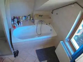 Camsoda Sex Chat of voyeurcam-julmodels-bath-2nd-1