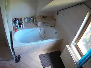 Camsoda Sex Cam of voyeurcam-julmodels-bath-2nd-1
