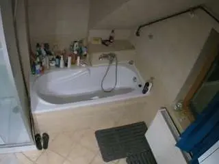 Camsoda Nude Webcam of voyeurcam-julmodels-bath-2nd-1