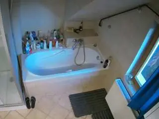 Camsoda Best Webcam of voyeurcam-julmodels-bath-2nd-1