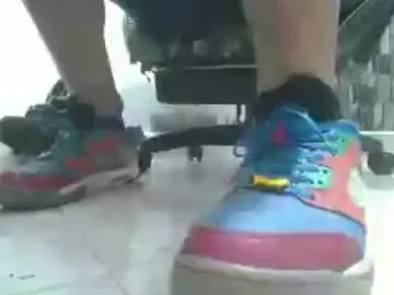 Chaturbate Live Sex Cam of srfindomfeet_