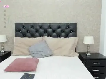 Chaturbate Live Sex Cam of emili_lenus