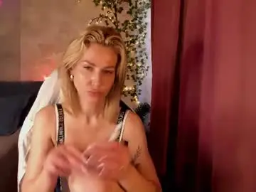 Chaturbate Live Sex Cam of oliviaglow