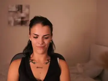 Chaturbate Live Sex Cam of pauline_2005