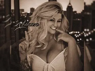 Streamate Sex Chat of RowanRevnaDisa