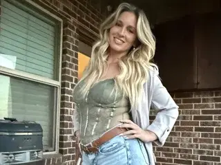 Streamate Live Sex Cam of MissBehavin90