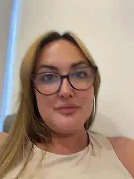 Stripchat Live Sex Cam of Crystal_xox