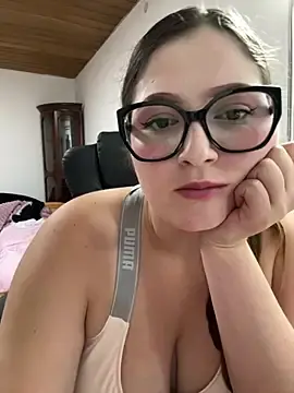 Stripchat Adult Webcam of Kamilla_Loop