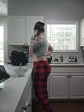 Stripchat Live Sex Cam of HollyTattoo