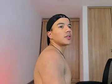 Stripchat Free Porn Cam of lucas_wellx