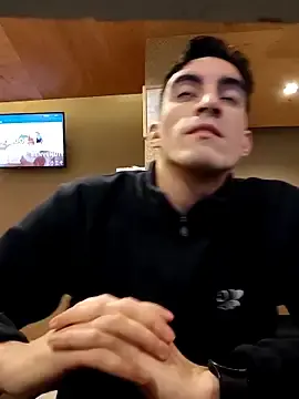 Stripchat Free Porn Cam of TommyMomentum