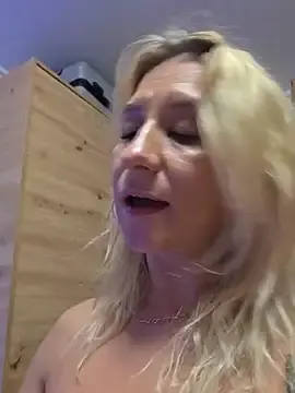 Stripchat Sex Cam of KaylinJan