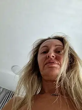 Stripchat Free Live Porn of Miss____Mia_