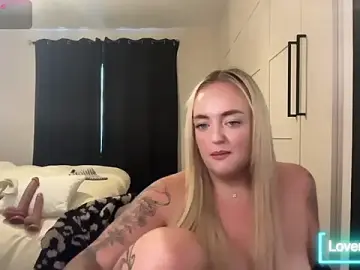 Stripchat Sex Cam of CurvyWetWife
