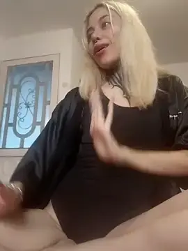 Stripchat Sex Cam of sofigirlgold