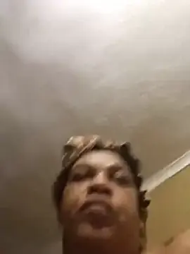 Stripchat Live Sex Cam of HappygalTheQueen
