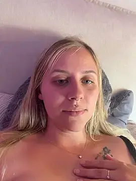Stripchat Free Live Porn of lunawolf21