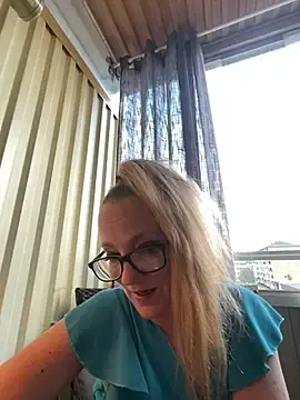 Stripchat Free Live Porn of LizzieZ1975
