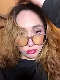 Stripchat Sex Cam of HoneyAndFlowers21