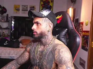 Stripchat Live Sex Cam of logan_hugh8