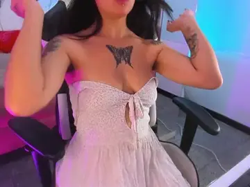 Stripchat Free Porn Cam of aphril_bluee