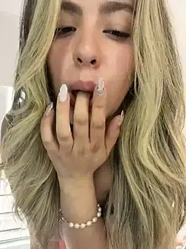 Stripchat Free Porn Cam of Cloee_Rainbow1