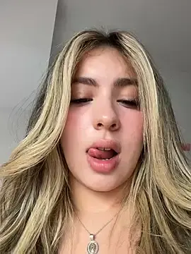 Stripchat Free Porn Cam of Cloee_Rainbow1