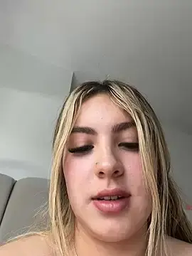 Stripchat Live Sex Cam of Cloee_Rainbow1