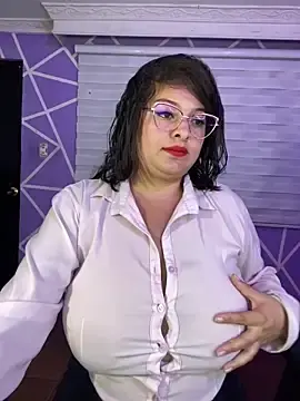 Stripchat Nude Webcam of MiiaaJoness
