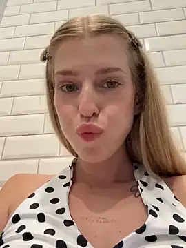 Stripchat Best live sex cam show of kira_mia