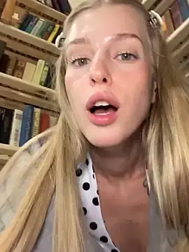 Stripchat Nude Webcam of kira_mia