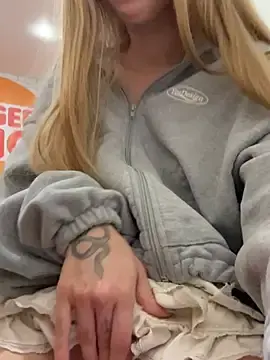 Stripchat Live Sex of kira_mia