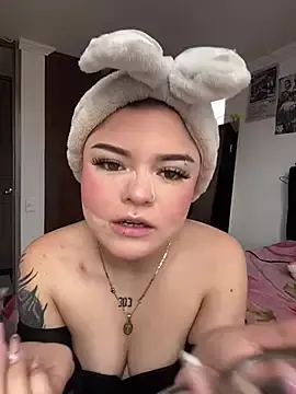 Stripchat Live Sex Cam of Camila_Duarte_2
