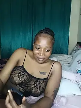 Stripchat Sex Cam of QUEENMIRAA