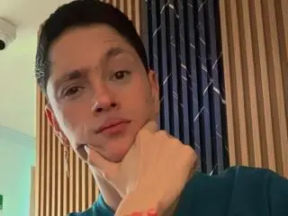 Xlovecam Free Porn Cam of TylerCa