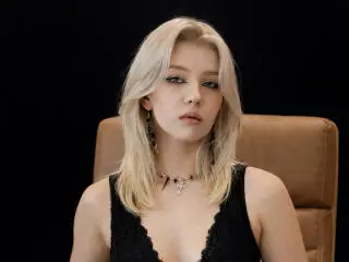 Xlovecam Live Sex Cam of SelenaIris
