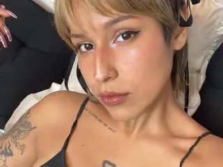 Xlovecam Live Sex Cam of KiaraHernandezX